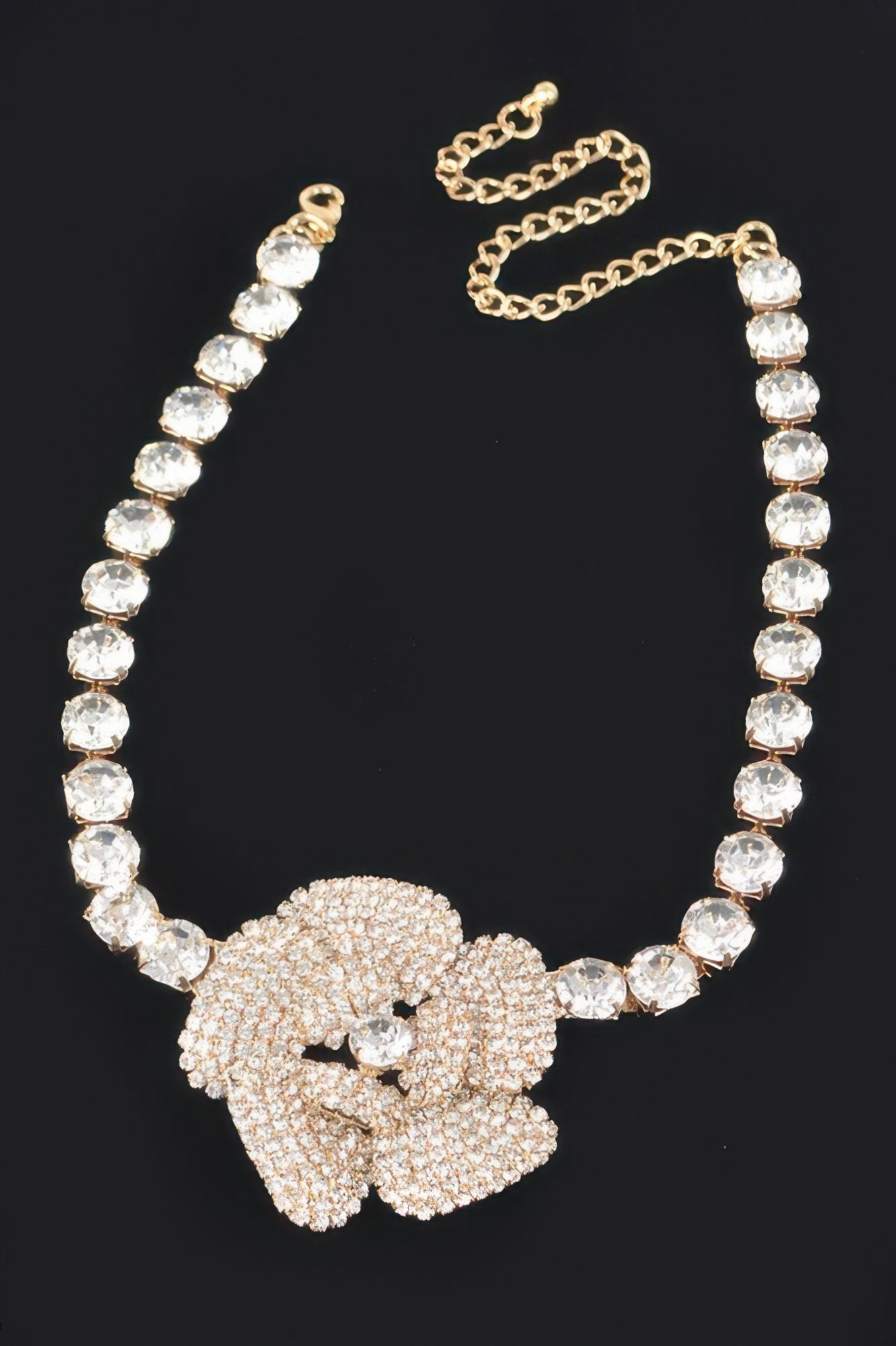 Rhinestone Faux Pearl Flower Choker.